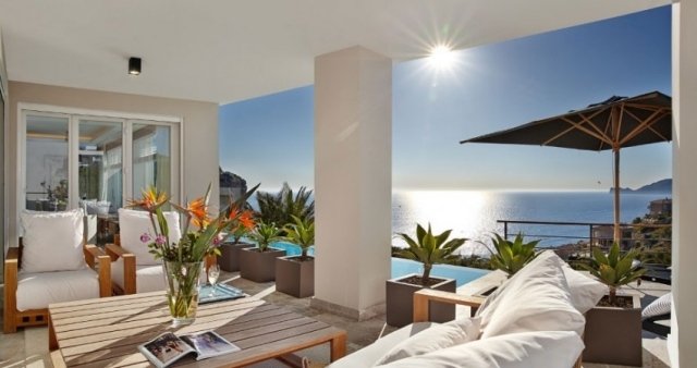 balcon cu vedere acoperită jardiniere decorare mare balcon-acoperiș-vedere-mare-deco-plantator