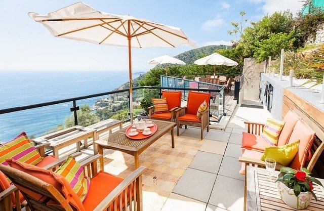 mobilier de balcon din tec, pernele portocalii pentru scaune creează starea de spirit mobilier-balcon-tec-perne-portocalii-scaune-creează o stare de spirit
