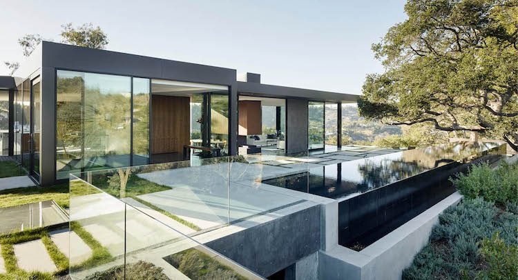idei-terase-moderne-piscina infinita-balustrade din beton-sticla