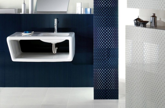 Gresie mozaic albastru-alb baie-design italian modern-afine-cocos-beatitudine amenajare baie mozaic gresie albastru și alb design italian modern