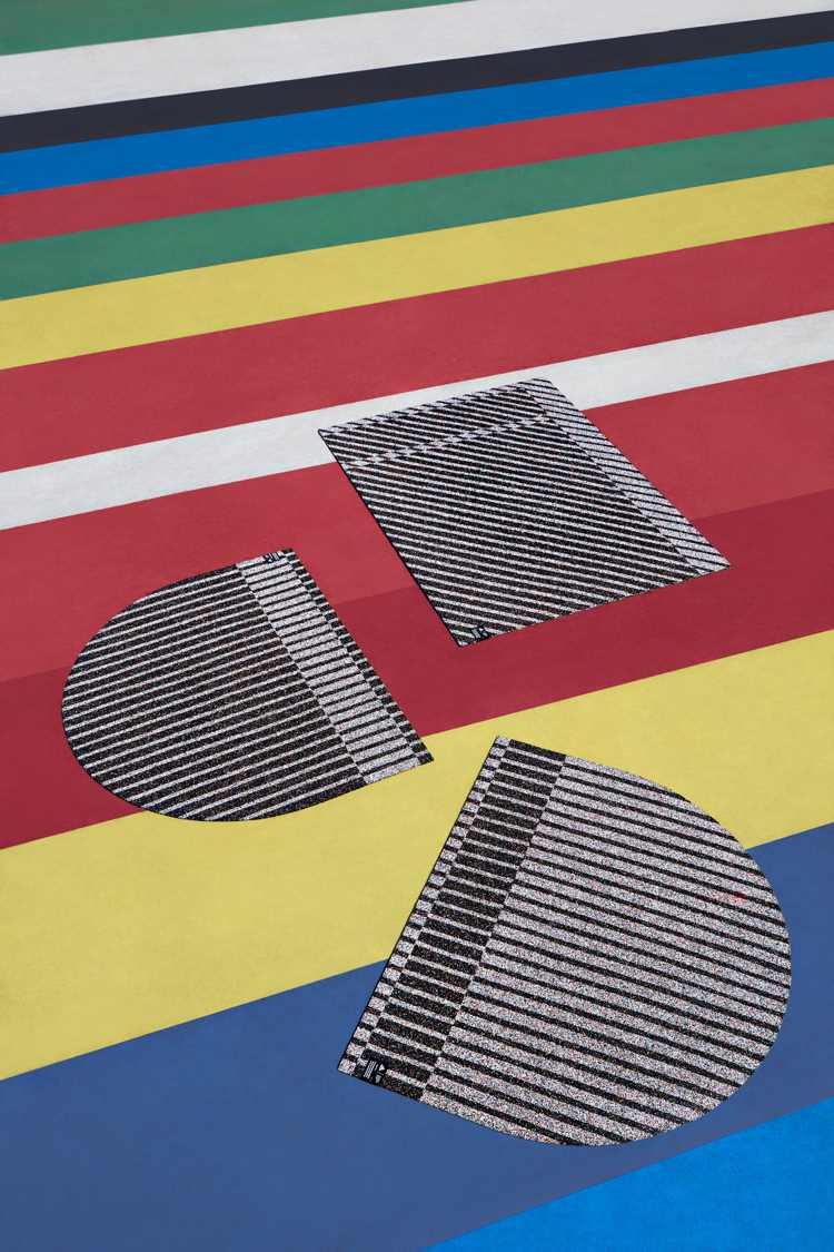 Covor modern care reciclează adidași vechi