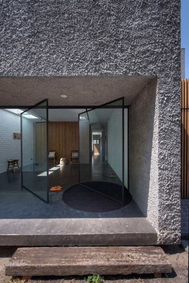 casa moderna construita din materiale naturale sticla usi rotative beton casa moderna materiale naturale sticla usi rotative beton