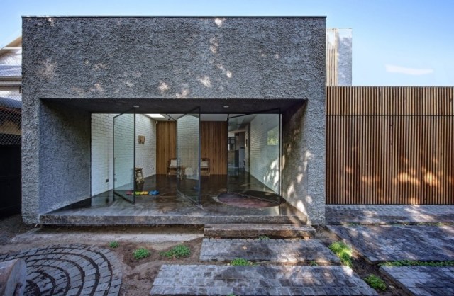 Casă modernă materiale naturale sticlă uși rotative balcon Casă unifamilială modernă materiale naturale sticlă uși batante balcon