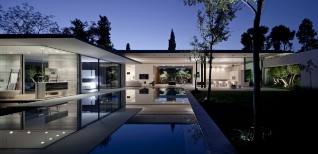 casa detasata piscina curte iluminat nocturn efect de oglinda casă de familie modernă piscină curte iluminat nocturn efecte oglindă