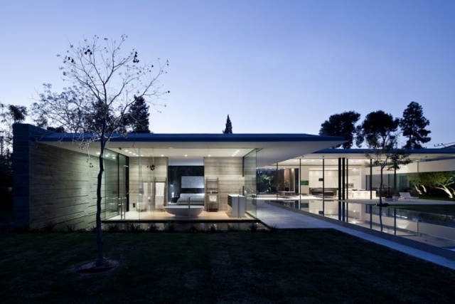 vis modern casa perete sticla baie iluminat vizibil casa moderna perete din sticla baie iluminat vizibil