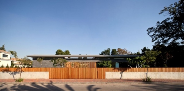 casă unifamilială cu un singur etaj tel aviv israel wood wall privacy screen casă unifamilială modernă tel aviv israel perete din lemn ecran de confidențialitate