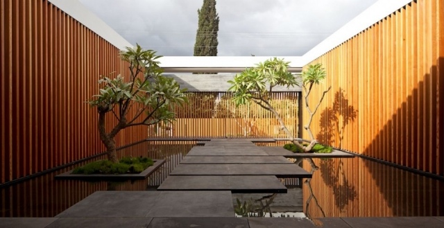 casa de vis tel aviv curte apa oglinda efectele lemn lamele perete casa de vis tel aviv curte apa oglinda efectele lamele din lemn