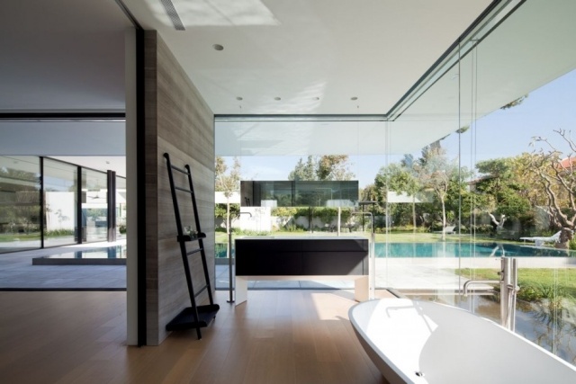 baie design sticla vedere perete piscina cada cada podea din lemn baie sticlă perete vedere piscină cadă podea din lemn