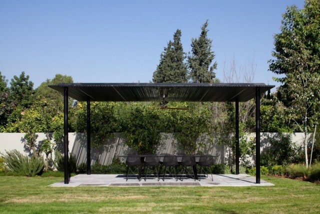 casa moderna curte tel aviv gazon pergola neagra casa moderna tel aviv gazon pergola neagra