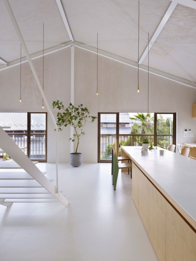 casa Japonia plan etaj deschis zona de zi acoperiș gable Casă modernă în Japonia, etaj deschis, living, acoperiș înclinat
