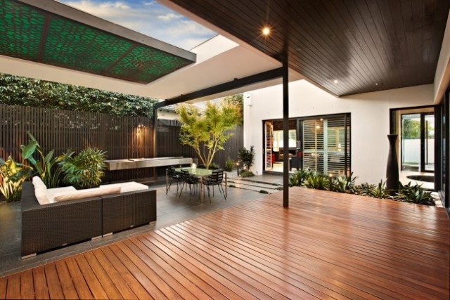 casă de vacanță modernă piscină terasă din lemn ratan mobilier de grădină acoperiș casa moderna piscina terasa din lemn ratan mobilier de gradina acoperis