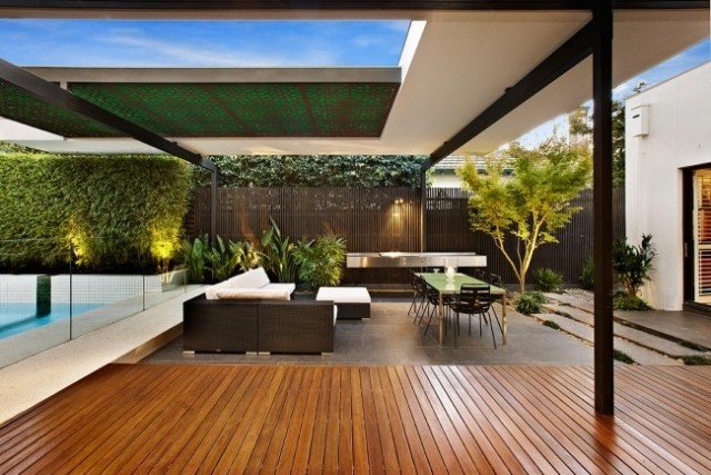 casă de vacanță modernă piscină terasă din lemn salon zonă de luat masa mobilier de grădină casa moderna piscina terasa salon zona de luat masa mobilier de gradina
