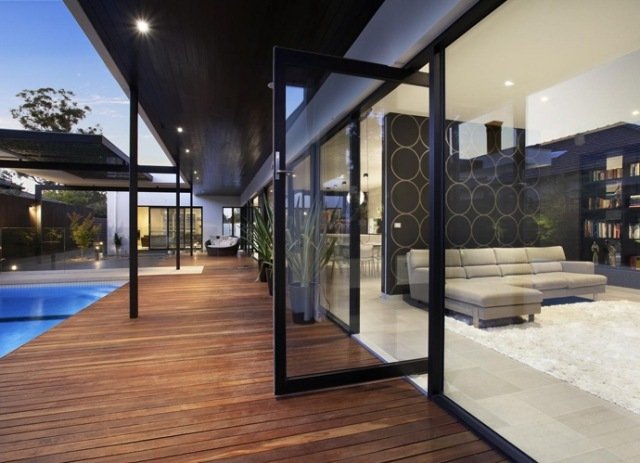 Casă de vis modernă Terasă din lemn ușile de sticlă din interior casă modernă terasă din lemn ușile de sticlă din interior