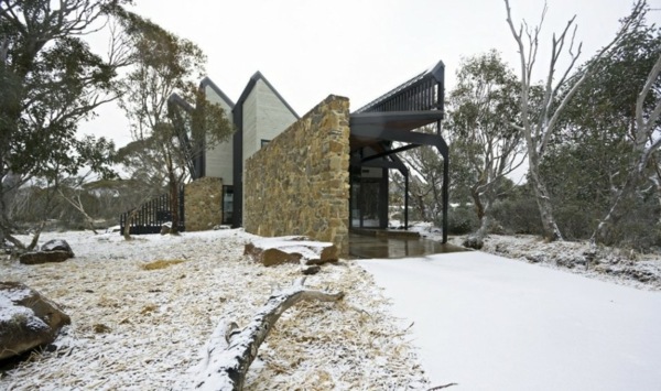 structură asimetrică design de piatră de casă structură-asimetrică-casă-piatră-design