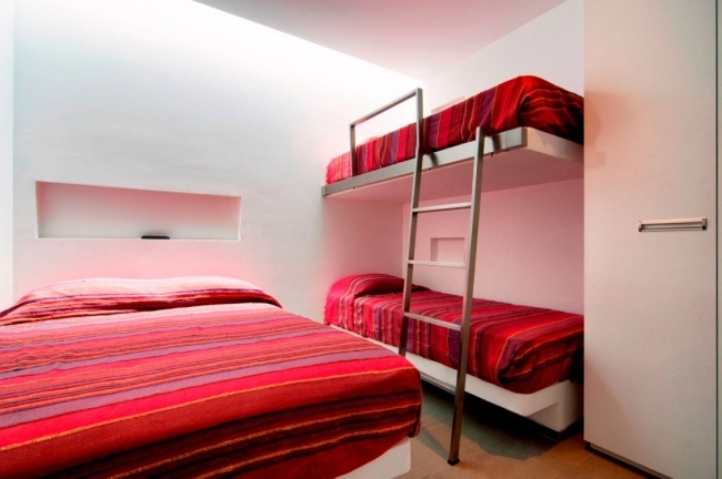 camera tripla casa seta casa de designer cu terasa pe acoperis