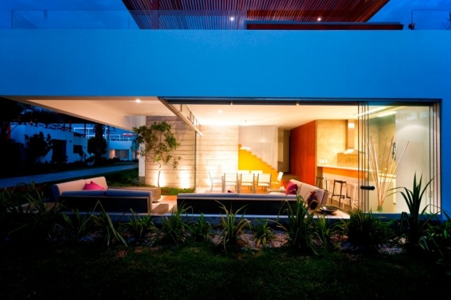 parter iluminat casa seta casa de designer cu terasa pe acoperis
