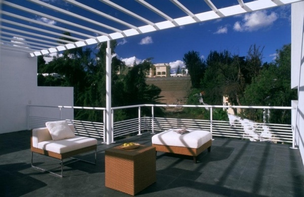 Terasa cu forme geometrice a casei cubice Casă cub cu terasă cu forme geometrice