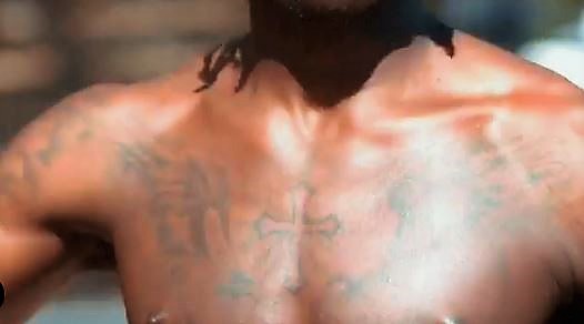 Moiseの天使の羽とクロスタトゥー