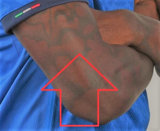 Moise暗い雲のタトゥー