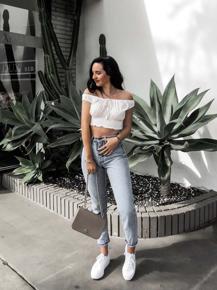 Blugii mame combină ținuta de vară cu umăr