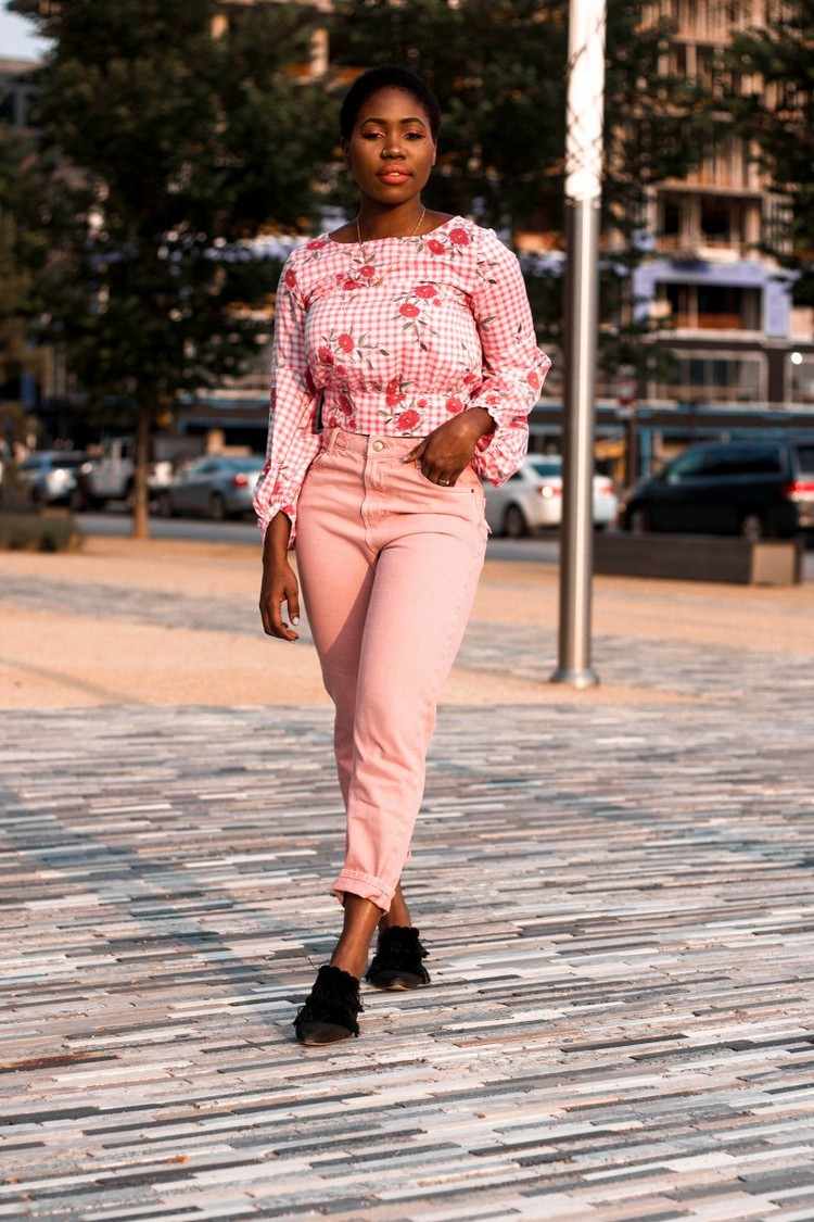 Blugii mame combină culorile trendului de vară 2021