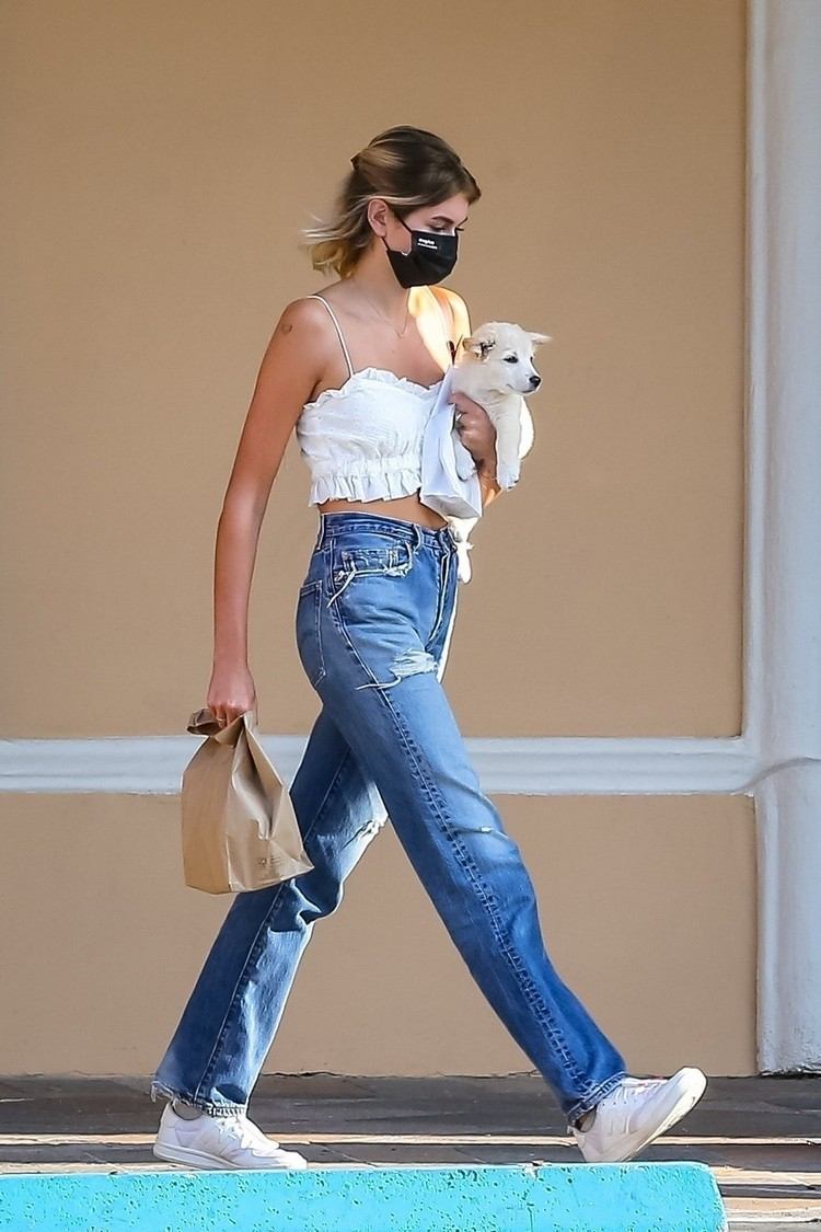 Crop top cu blugi mom combină adidașul alb de vară