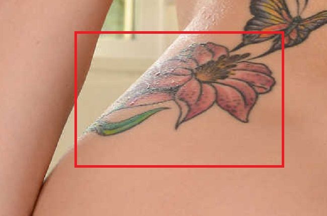 Tatuagem nas costas da monique