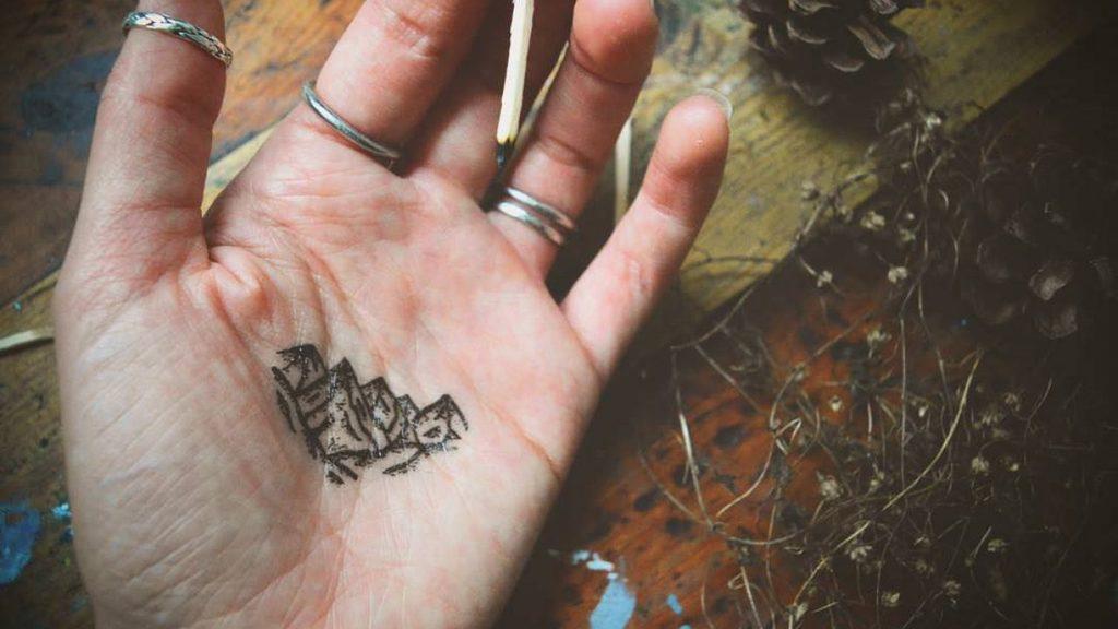 Tatouage de montagne sur la paume pour hommes et femmes