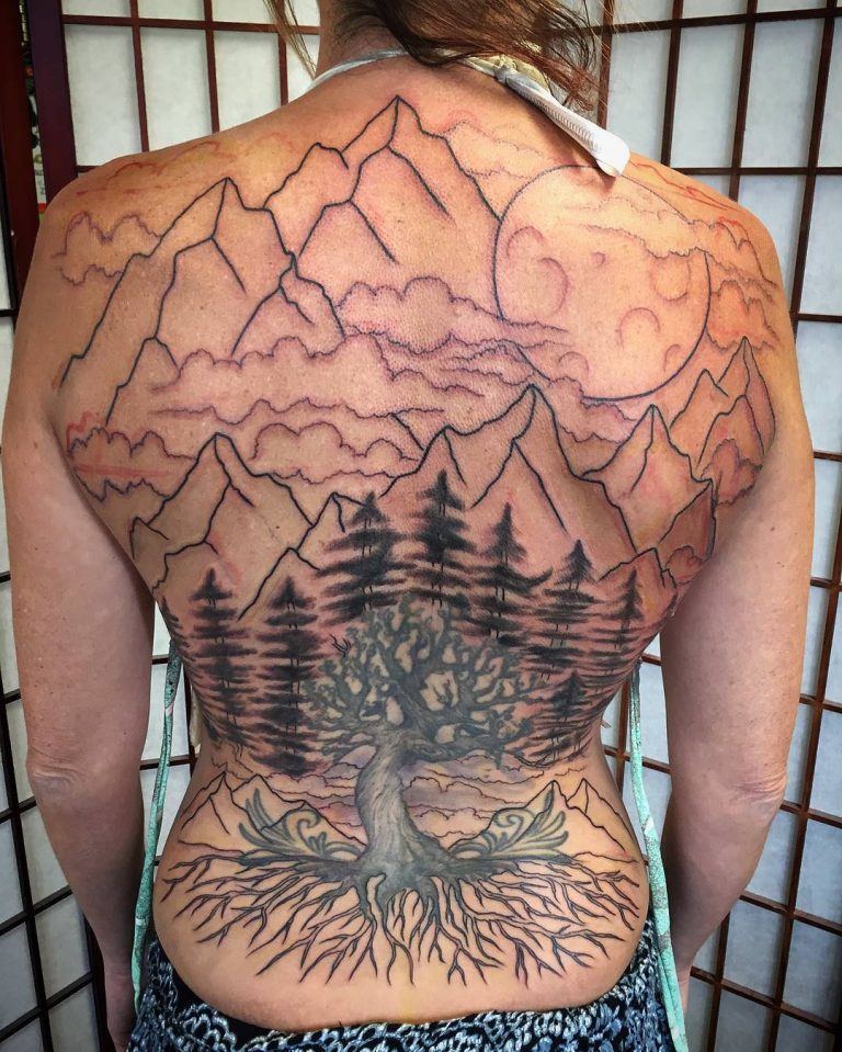 Tatouage de montagne au dos