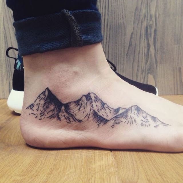 Tatouage de montagne à pied