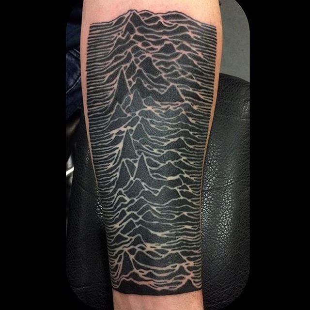 Tatouage Black Wave Mountain à portée de main