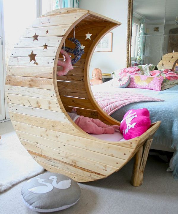 bebelus cradle design paleti din lemn perna in forma de luna