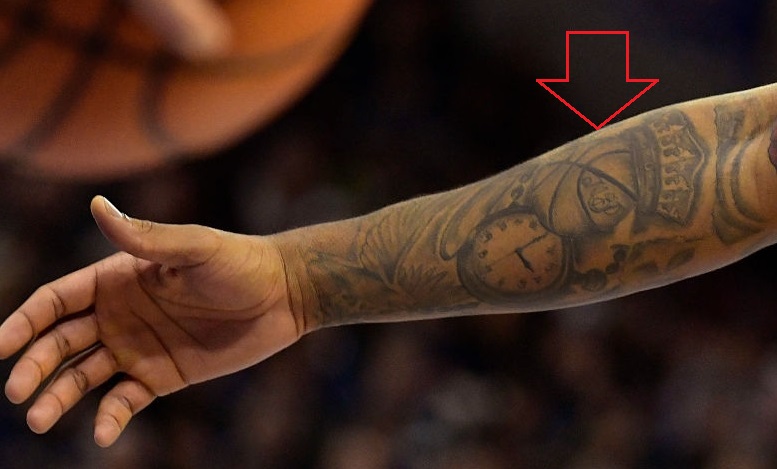 Myles-Powell-dešinės rankos-riešo tatuiruotė