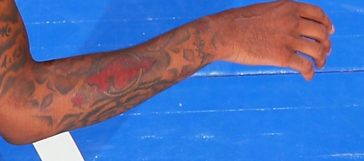 Myles Powell Tatuiruotė dešinėje dilbio priekyje