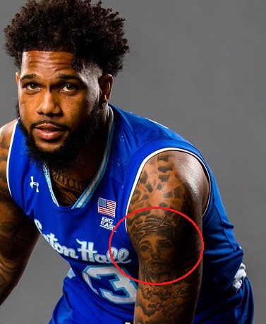Myles-Powell-kairiojo peties tatuiruotė