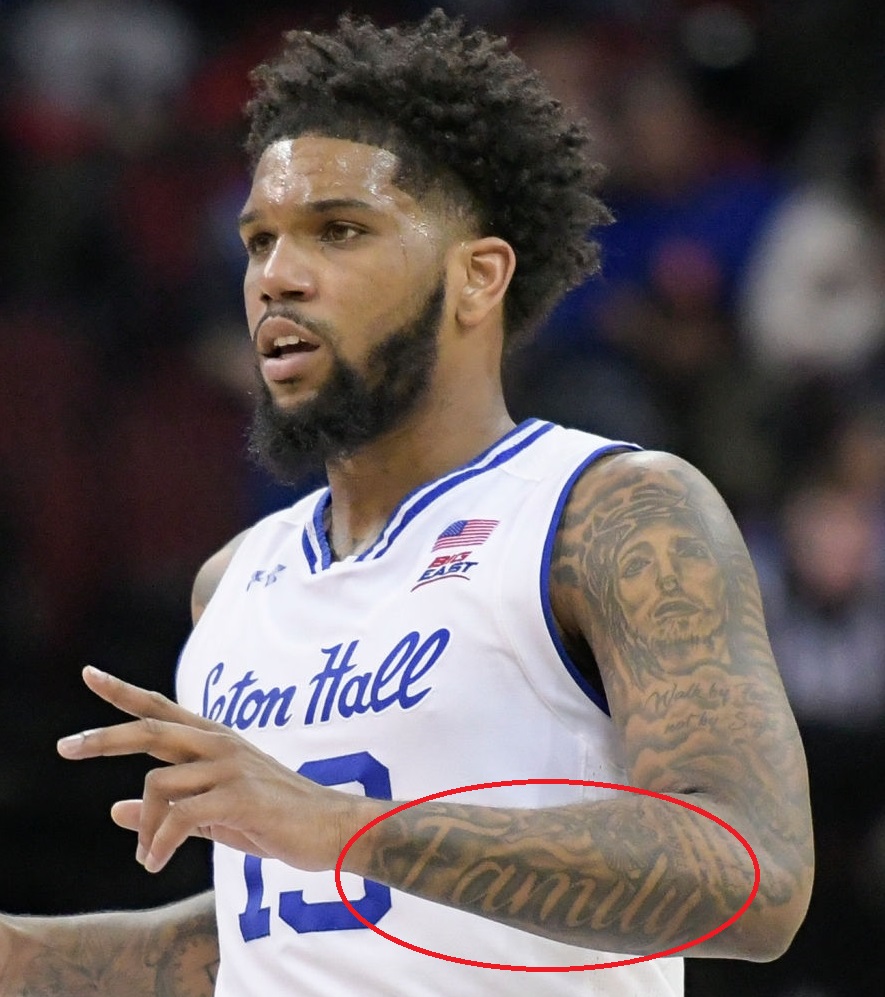 Myles Powell kairės rankos šeimos tatuiruotė