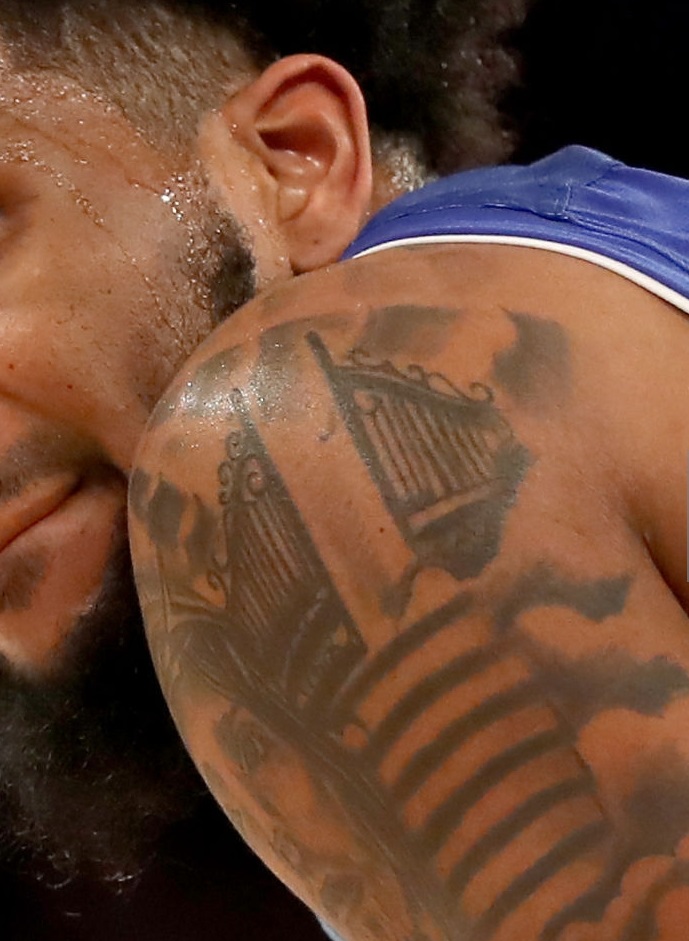 Myleso Powello kairiojo peties tatuiruotė