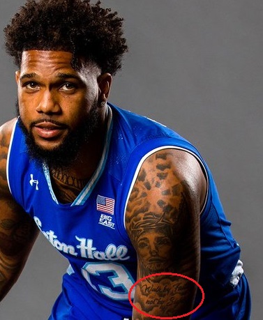 Myles-Powell-kairiojo peties citatos tatuiruotė