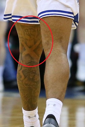 Myles Powell kairės kojos nugaros tatuiruotė