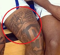 Myles Powell kairės šlaunies tatuiruotė