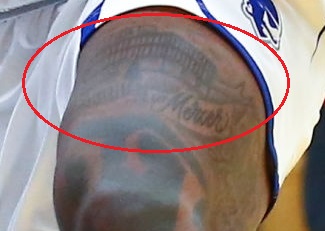 „Myles Powell“ viršutinė kairės šlaunies tatuiruotė