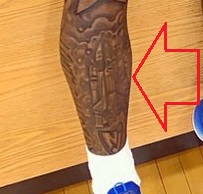 Myles Powell dešinės kojos priekinė tatuiruotė