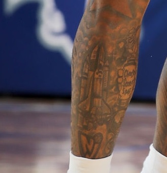 Myles Powell dešinės kojos raketos tatuiruotė