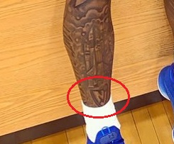 Myles Powell dešinės kojos NJ tatuiruotė