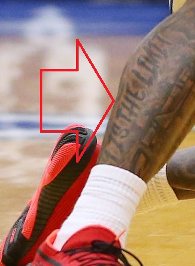 „Myles Powell“ dešinės kojos dangus yra ribinė tatuiruotė