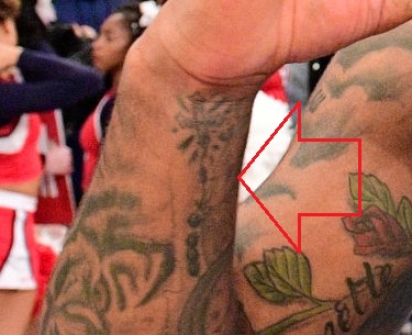 Myles Powell dešinės rankos kryžminių karoliukų tatuiruotė