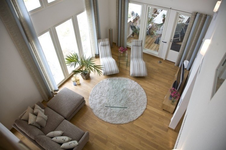 Vedere de sus - în mijloc este un covor rotund Mobilați camera de zi în conformitate cu Feng Shui -decorați-covorul-rotund-bej-canapea-paturi-plante-sticlă masă