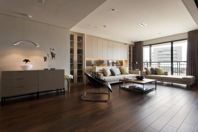 Feng Shui - spații deschise, cu nu prea multă decorație și mobilier Mobilați camera de zi în conformitate cu Feng Shui -brown-bej-pardoseală din lemn-canapea-bej-alb-crem