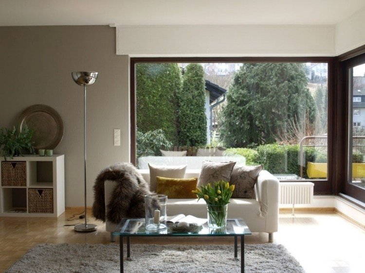 Orice tip de decor se potrivește bine cu mobilierul tapițat în culori deschise feng-shui-living-mobilier-canapea-fereastră-lumină-flori-vază-măsuță de cafea