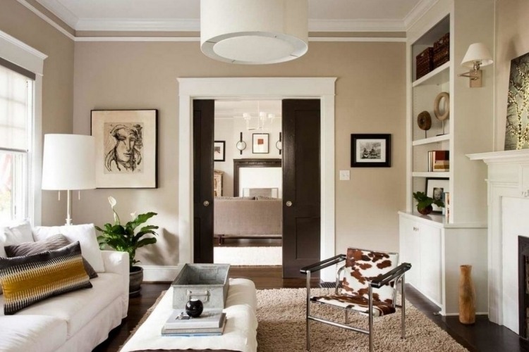Mobilați modern cu obiecte artistice feng-shui-living-mobilier-alb-crem-alb-covor-planta-canapea-lampa-modern-clasic
